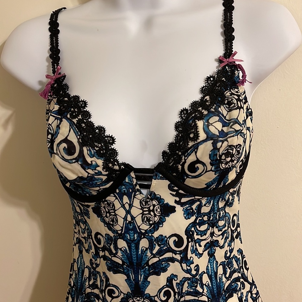 By Cosmopolitan, Lovely bodysuit in a paisley teddy.